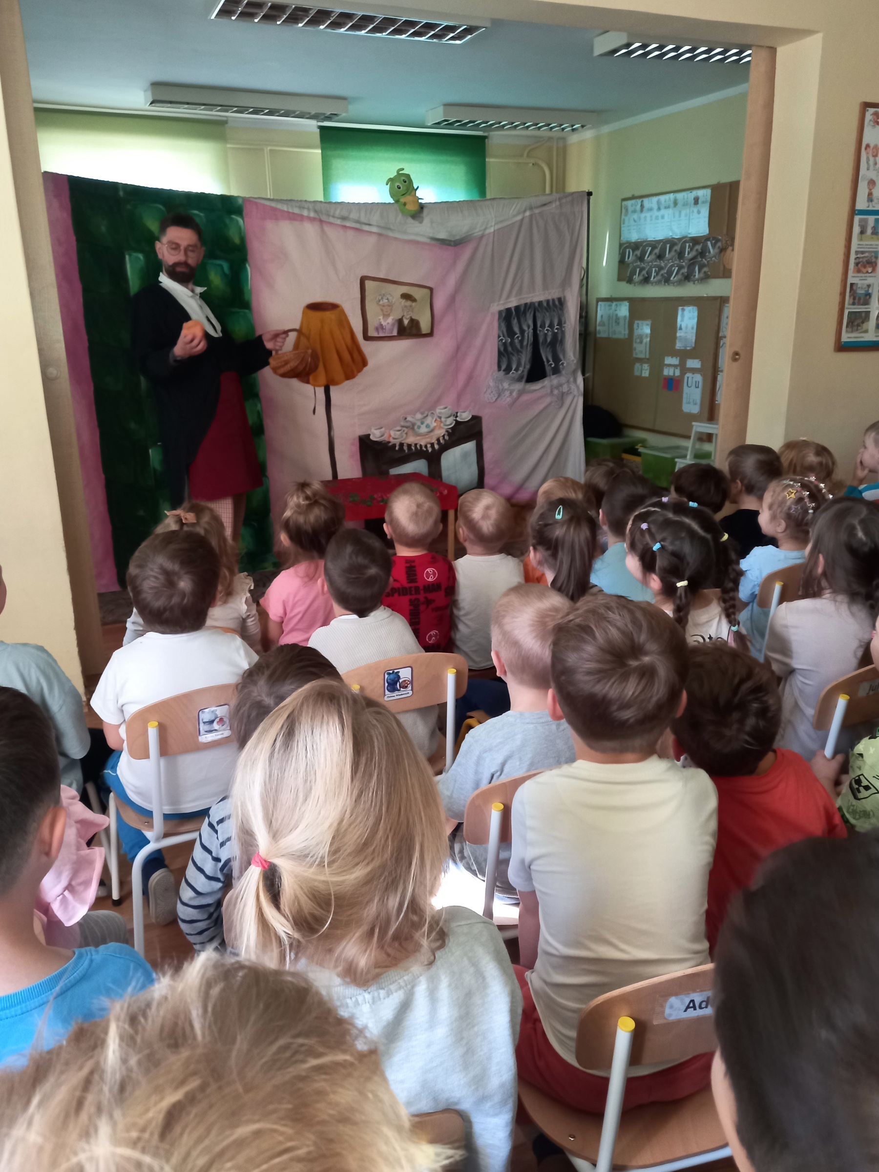 Przedszkolaki podczas spektaklu teatralnego.