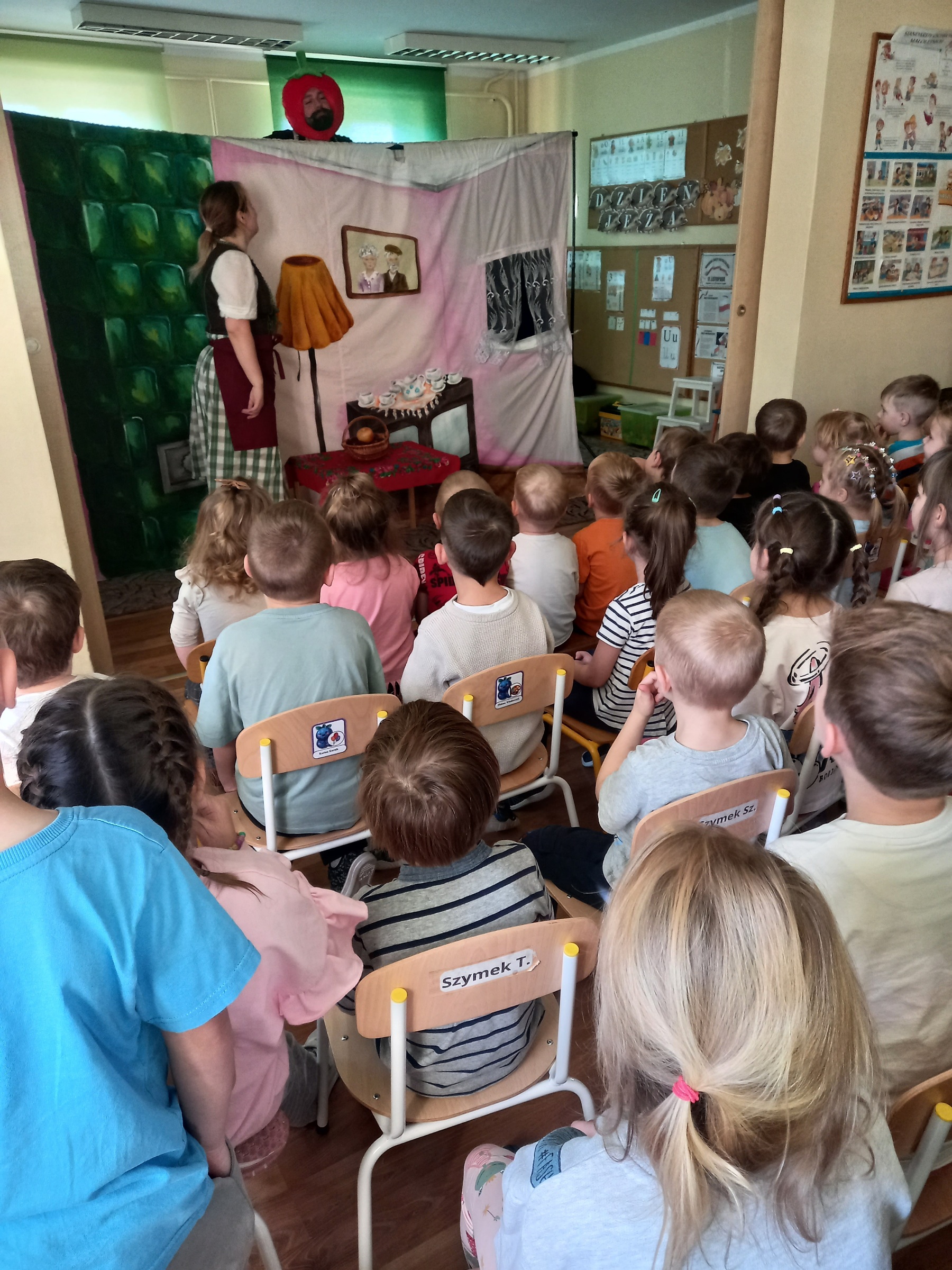 Przedszkolaki podczas spektaklu teatralnego.