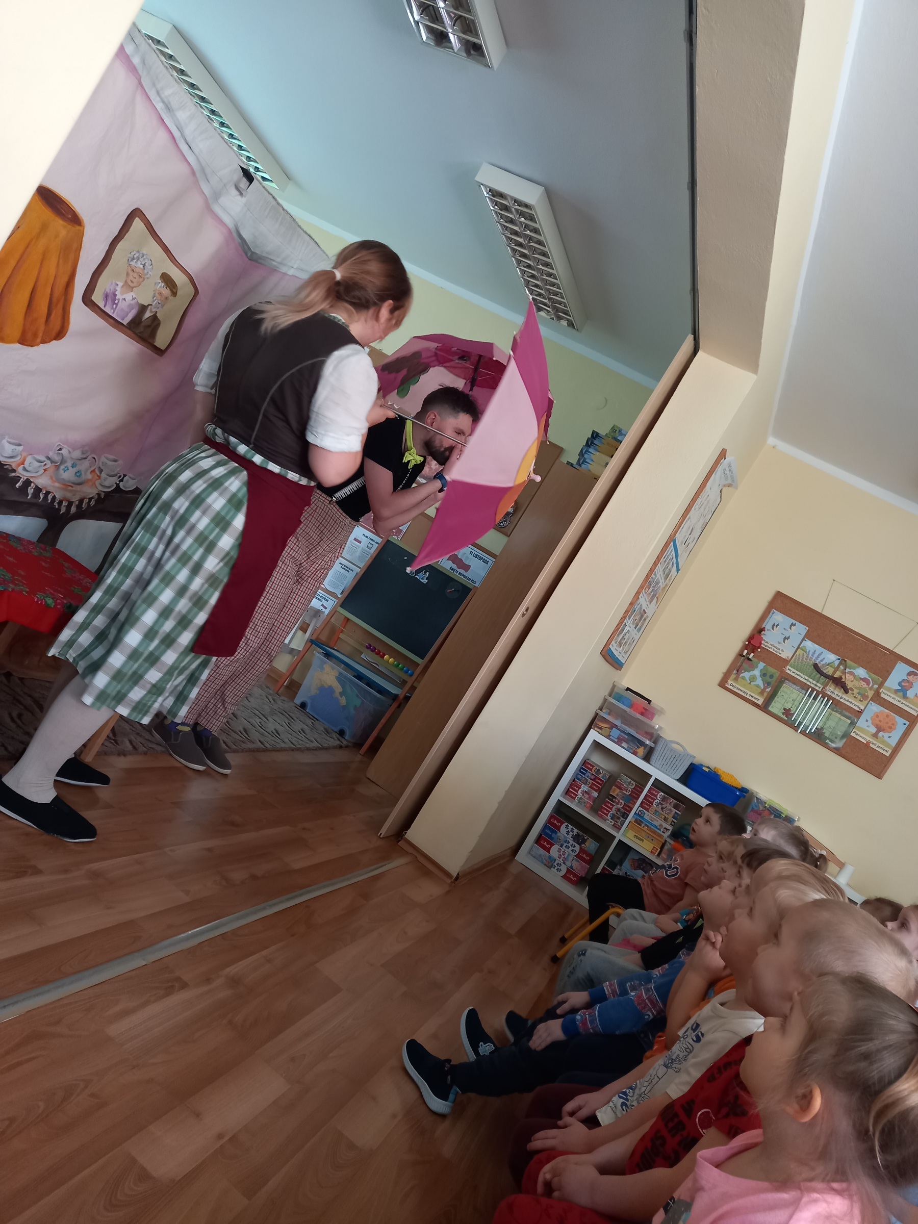 Przedszkolaki podczas spektaklu teatralnego.