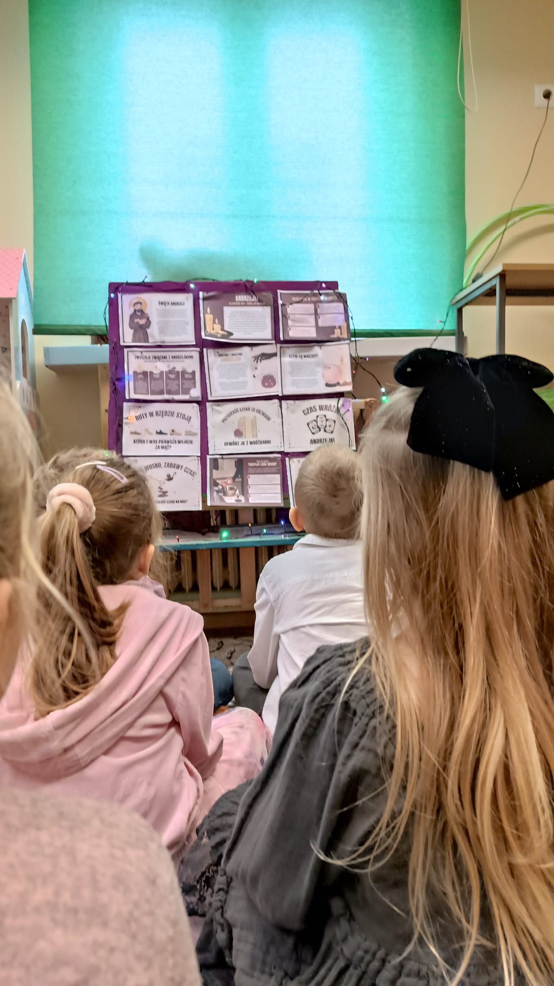 Dzieci z grupy „Skrzaty” na początku poznały tradycje, a potem rozpoczęły zabawy andrzejkowe.