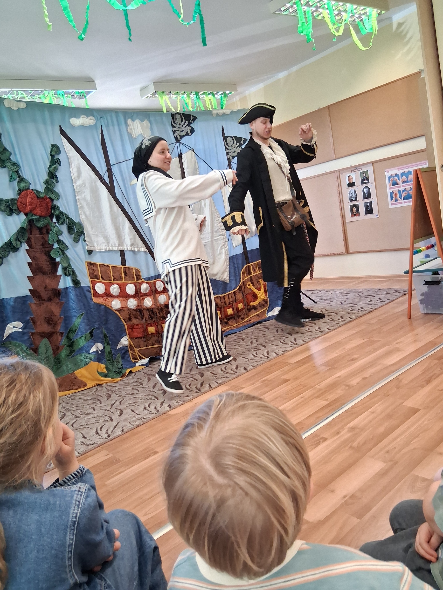 Spektakl „Wyspa skarbów” w wykonaniu aktorów z Krakowa.