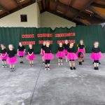Na scenie gotowi do prezentacji układu tanecznego do piosenki – Rozwiń swoje skrzydła.