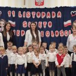 Grupa Biedronek wraz z wychowawcą, Panią Dyrektor i Wicedyrektor oraz nauczycielem wspomagającym.