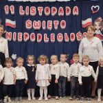 Grupa Pszczółek wraz z wychowawcą Panią Dyrektor.