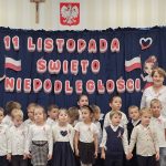 Grupa Żabek z i Panią Dyrektor oraz nauczycielką.