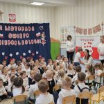 Pani Dyrektor przemawia do dzieci i nauczycieli.