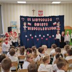 Śpiew – Przybyli ułani pod okienko.