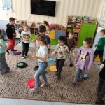 Zabawa matematyczna – ruchowa – Pszczółki na kwiatkach.
