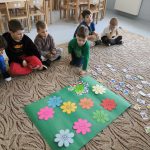 Zabawa – motylki na kwiatkach.