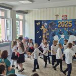 Absolwenci przedszkola tańczą Poloneza.