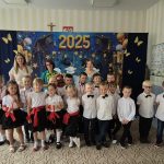 Absolwenci przedszkola wraz z Panią Dyrektor , Wicedyrektor oraz wychowawcą.