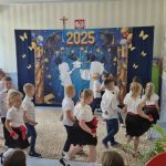 Dzieci sześcioletnie z grupy Motylków tańczą Poloneza.