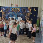 Dzieci z młodszych grup wreczają pamiątkowe upominki starszym kolegom i koleżankom.