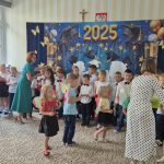 Pożegnanie dzieci 6- letnich z grupy Motylków przez dzieci młodsze.