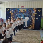 Prezentowanie różnych figur tańca.