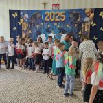 Wręczanie pamiątkowych upominków przygotowanych przez dzieci młodsze.