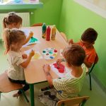 Odbijanie kolorowych kropek na sylwecie balonika (1)