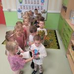Wręczenie upominków chłopcom przez dziewczynki