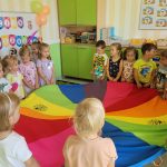Zabawa z chustą animacyjną Kolory