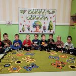 Chłopcy ze swoimi sadzonkami roślin