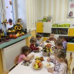Degustacja przygotowanej sałatki, pełnej witamin.