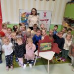 Grupa Motylków i Pszczółek z Panią bibliotekarką