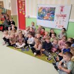 Oglądanie bajki o Czerwonym Kapturku