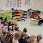 Oglądanie teatrzyku Czerwony Kapturek