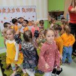 Pszczółki podczas zabawy ruchowej