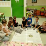 Pszczółki rozpoczynają pracę przy sadzeniu roślin