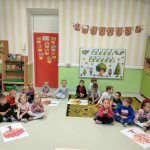Pszczółki z ułożonymi drzewkami jesiennymi
