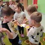 Pszczółki z żółtymi kopertami