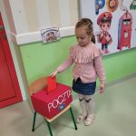 Rozalka wrzuca list do skrzynki