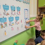 Układanie obrazków przedstawiających środki do mycia rąk