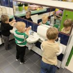 Utrwalanie zasad mycia rąk.