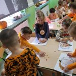 Wyklejanie dyni kolorowymi listkami
