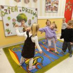 Zabawa – Drzewa na wietrze.