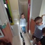 Chłopcy i bucikowa zabawa