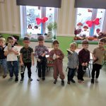 Chłopcy przygotowujący się do układania pantofelków