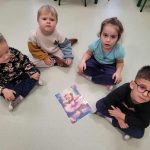 Czwarta grupa z ułożonym misiem