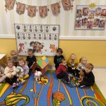 Dzieci z grupy Motylków ze swoimi pluszakami pieskami.