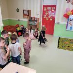 Dzieci z kluczem czerwonym i zielonym