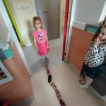 Dziewczynki i bucikowa zabawa