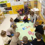 Układanie kości zgodnie z kolorem miseczek.