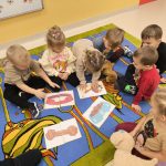 Układanie obrazków z części w całośc.