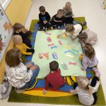 Zabawa – Tyle kosci ile kropek na misce pieska.