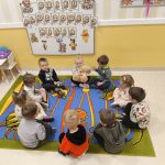 Zabawa muzyczna – Kto przytuli misia.