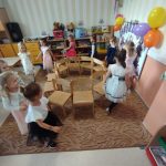 Zabawa z krzesełkami