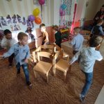 Zabawa z krzesełkami.