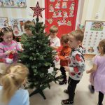 Bidronki dekorują choinkę